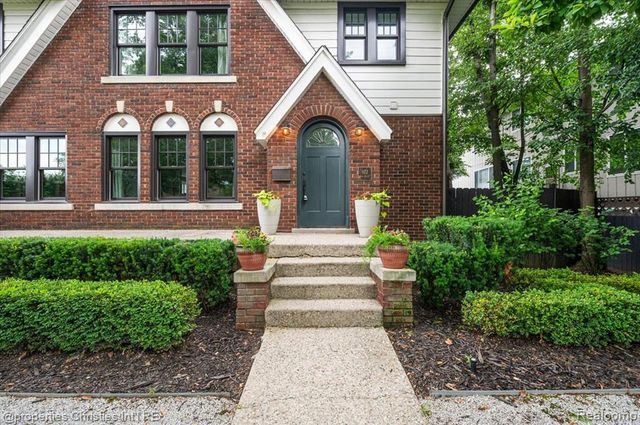 972 Ann Street, Birmingham, MI 48009
