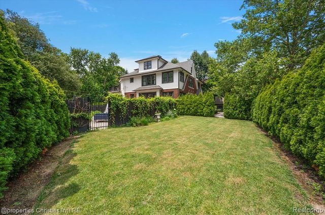 972 Ann Street, Birmingham, MI 48009