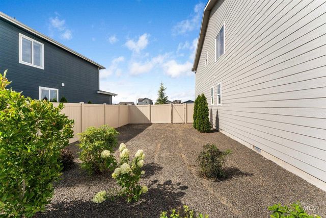 7937 E Beaufort St, Nampa, ID 83687