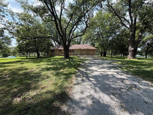 2414 N Hoover Road, Buckner, MO 64016