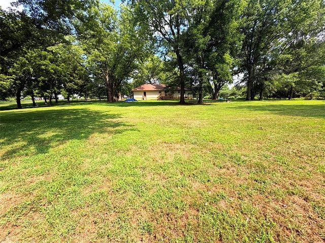 2414 N Hoover Road, Buckner, MO 64016