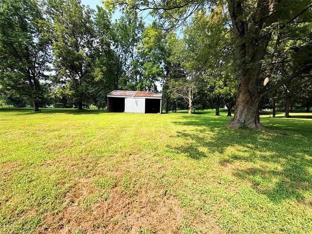 2414 N Hoover Road, Buckner, MO 64016