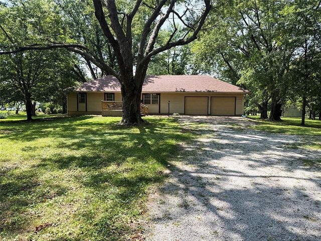 2414 N Hoover Road, Buckner, MO 64016