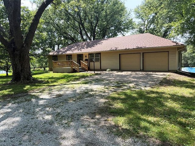 2414 N Hoover Road, Buckner, MO 64016