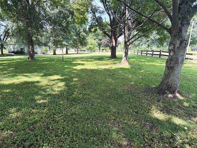 2414 N Hoover Road, Buckner, MO 64016