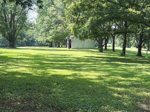 2414 N Hoover Road, Buckner, MO 64016