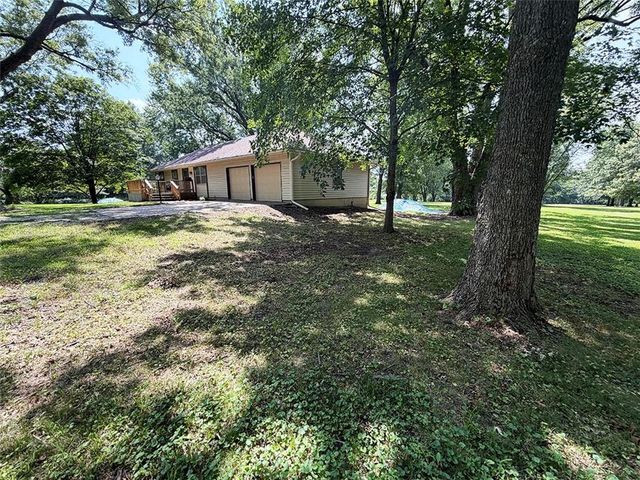 2414 N Hoover Road, Buckner, MO 64016