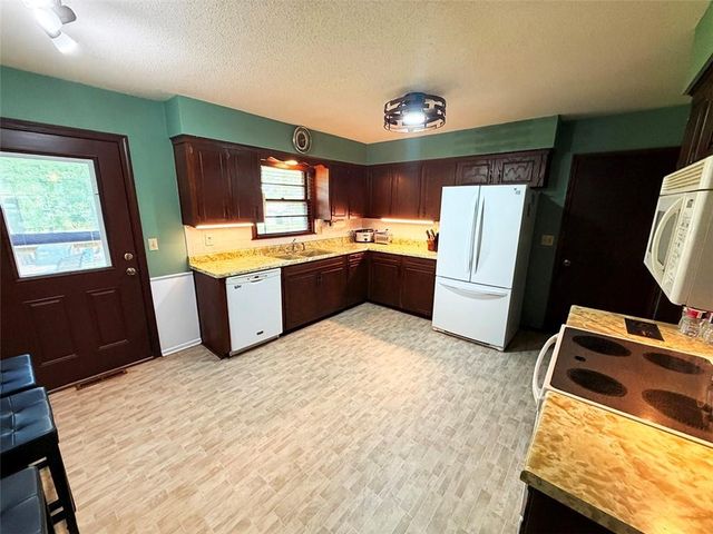 2414 N Hoover Road, Buckner, MO 64016