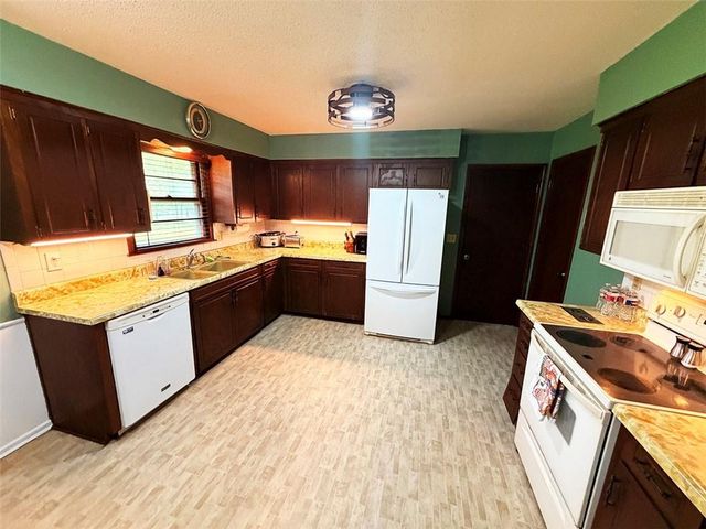 2414 N Hoover Road, Buckner, MO 64016