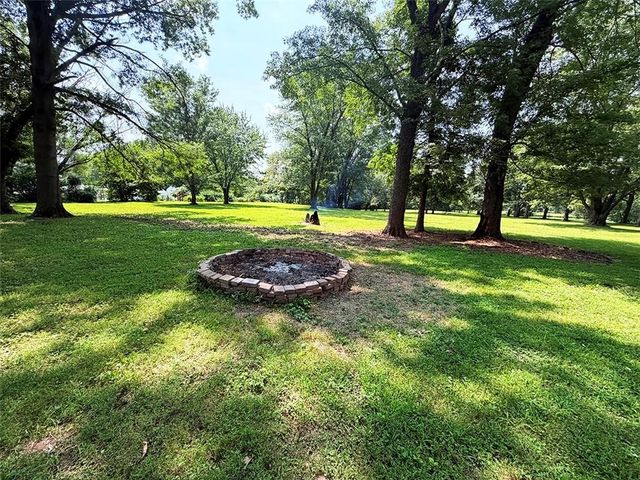 2414 N Hoover Road, Buckner, MO 64016
