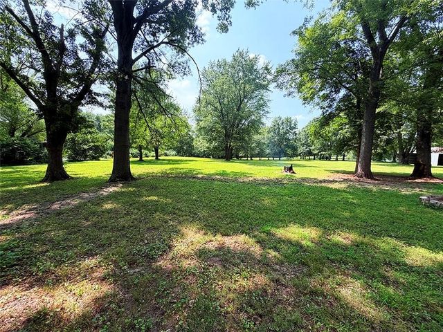 2414 N Hoover Road, Buckner, MO 64016