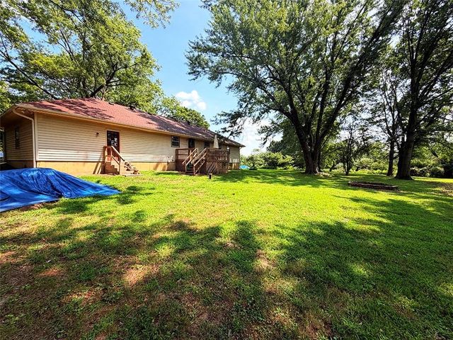 2414 N Hoover Road, Buckner, MO 64016