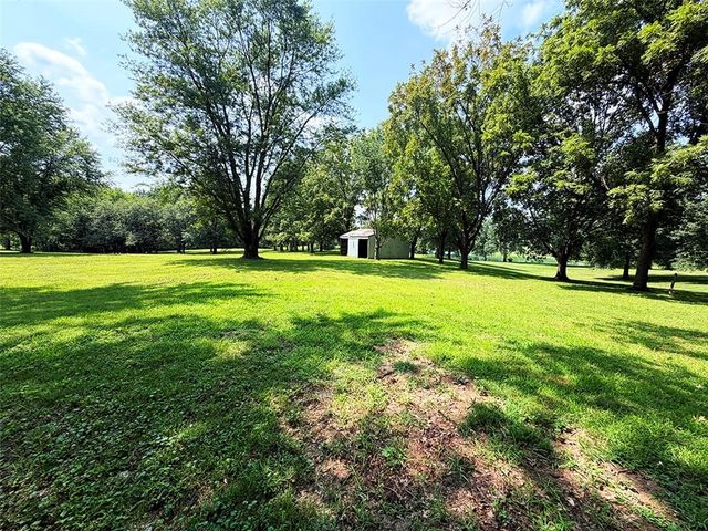 2414 N Hoover Road, Buckner, MO 64016