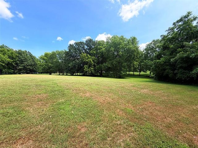 2414 N Hoover Road, Buckner, MO 64016
