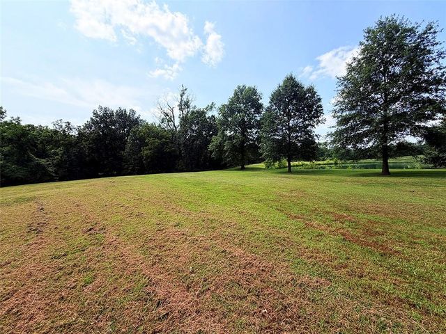 2414 N Hoover Road, Buckner, MO 64016