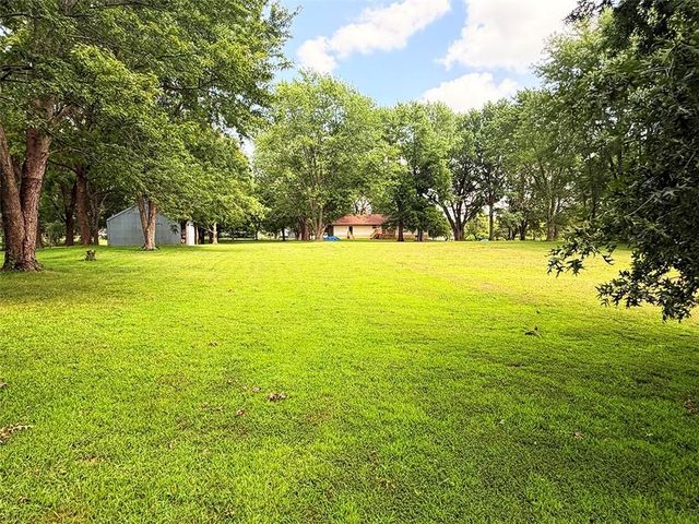 2414 N Hoover Road, Buckner, MO 64016