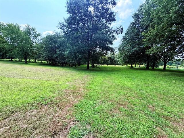 2414 N Hoover Road, Buckner, MO 64016