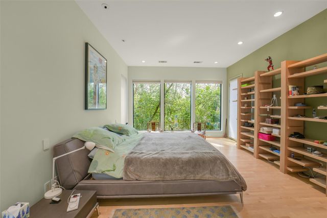 15 Hudson Circle, Houston, TX 77024