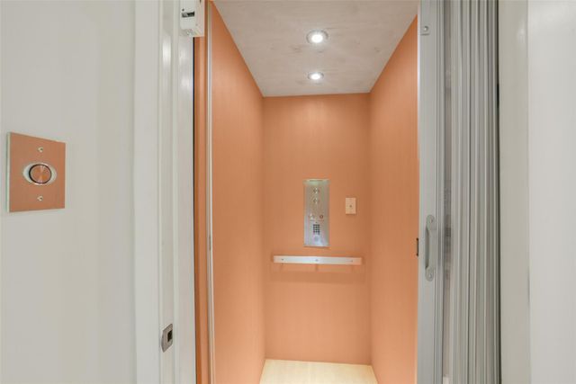 15 Hudson Circle, Houston, TX 77024