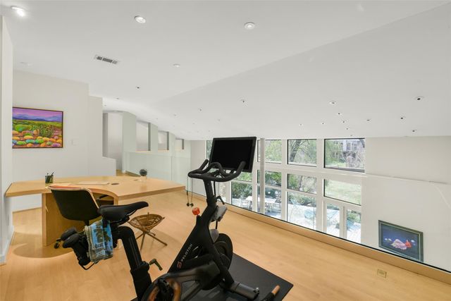 15 Hudson Circle, Houston, TX 77024