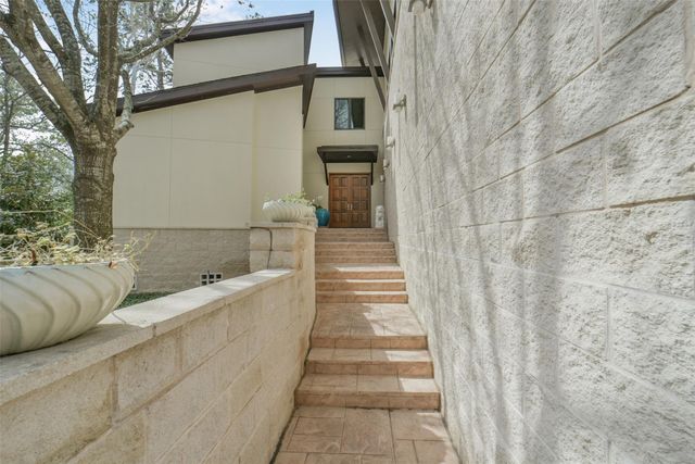 15 Hudson Circle, Houston, TX 77024