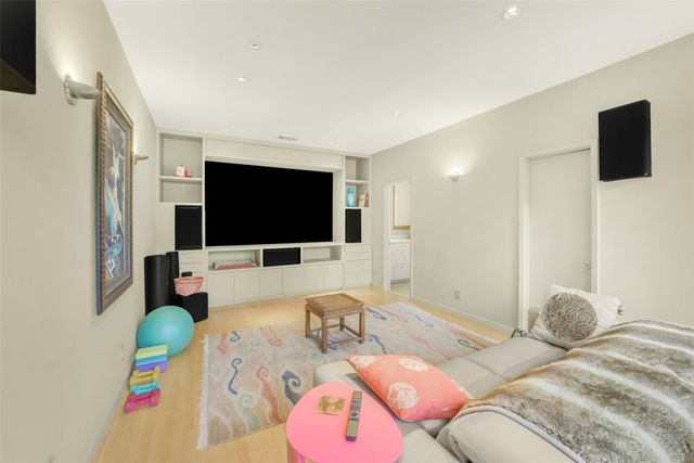 15 Hudson Circle, Houston, TX 77024