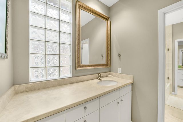 15 Hudson Circle, Houston, TX 77024