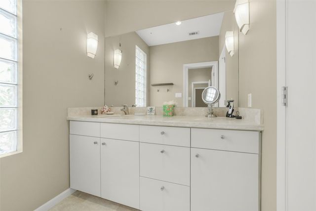 15 Hudson Circle, Houston, TX 77024