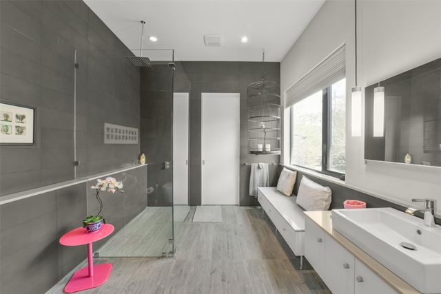 15 Hudson Circle, Houston, TX 77024