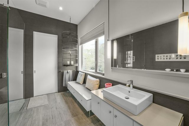 15 Hudson Circle, Houston, TX 77024