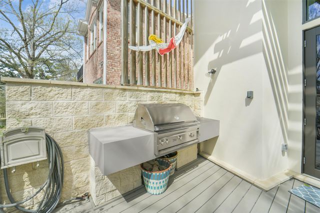 15 Hudson Circle, Houston, TX 77024