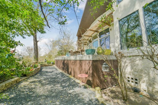 15 Hudson Circle, Houston, TX 77024