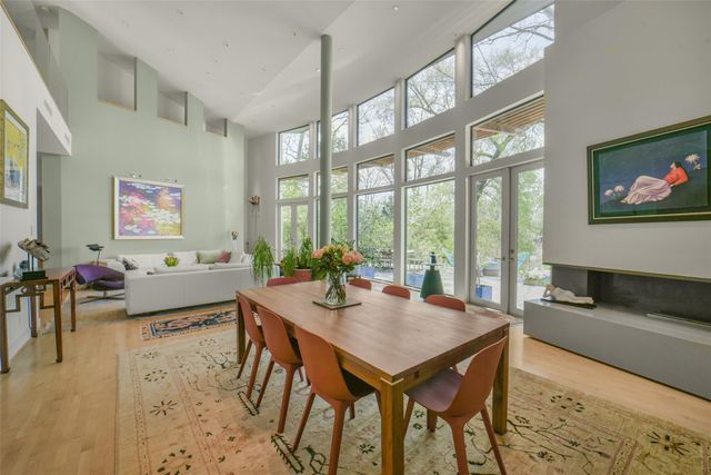 15 Hudson Circle, Houston, TX 77024