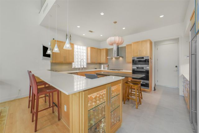 15 Hudson Circle, Houston, TX 77024