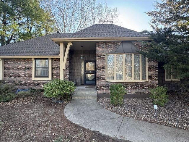 1208 NW Fairway Circle, Blue Springs, MO 64014