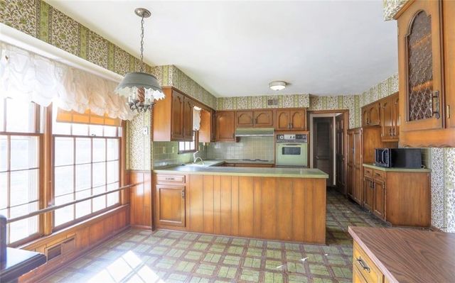 1208 NW Fairway Circle, Blue Springs, MO 64014