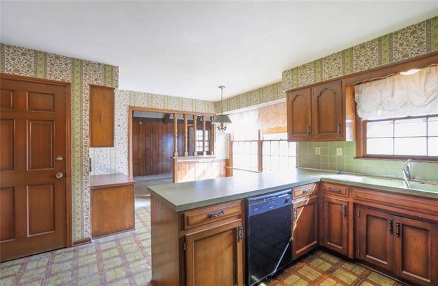 1208 NW Fairway Circle, Blue Springs, MO 64014