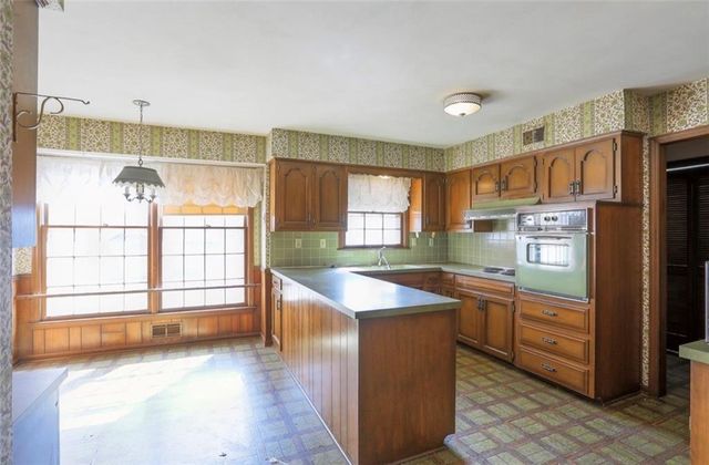 1208 NW Fairway Circle, Blue Springs, MO 64014