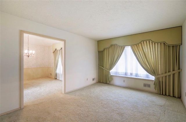 1208 NW Fairway Circle, Blue Springs, MO 64014