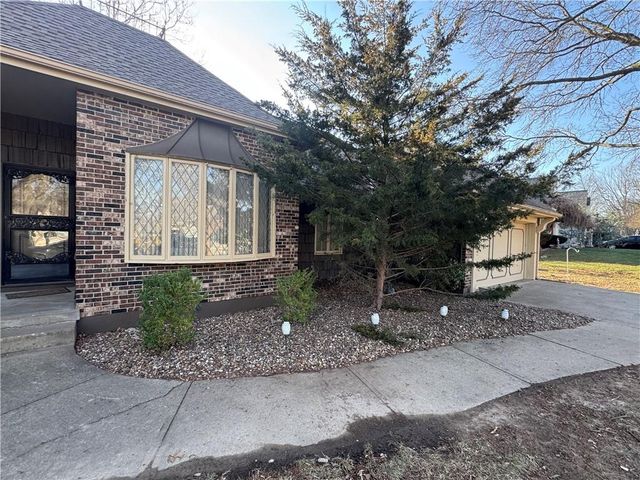 1208 NW Fairway Circle, Blue Springs, MO 64014