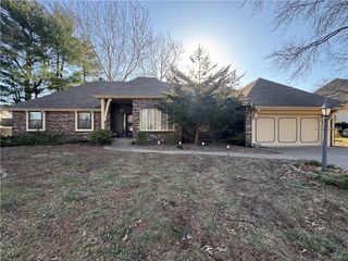 1208 NW Fairway Circle, Blue Springs, MO 64014