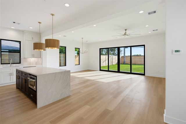 1820 Wycliffe, Houston, TX 77043