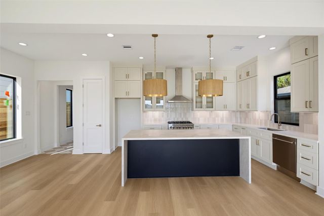 1820 Wycliffe, Houston, TX 77043