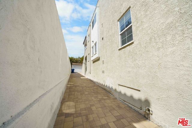 865 S Lucerne Boulevard, Los Angeles, CA 90005