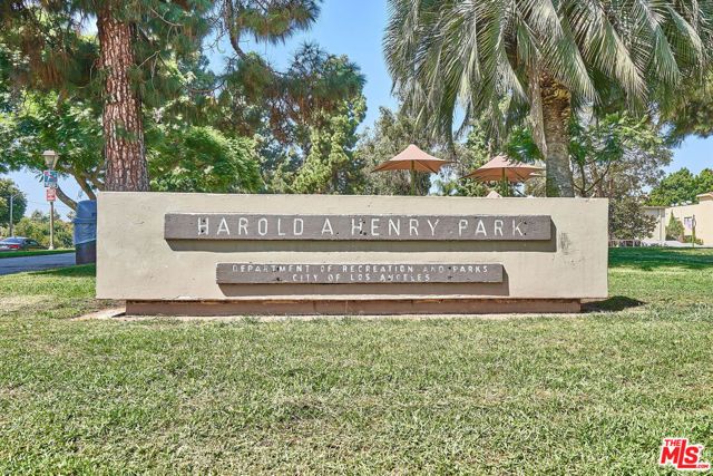 865 S Lucerne Boulevard, Los Angeles, CA 90005