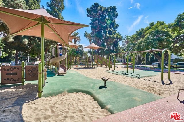 865 S Lucerne Boulevard, Los Angeles, CA 90005