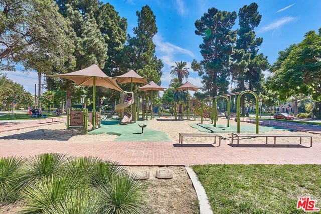865 S Lucerne Boulevard, Los Angeles, CA 90005