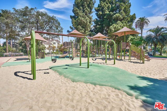 865 S Lucerne Boulevard, Los Angeles, CA 90005