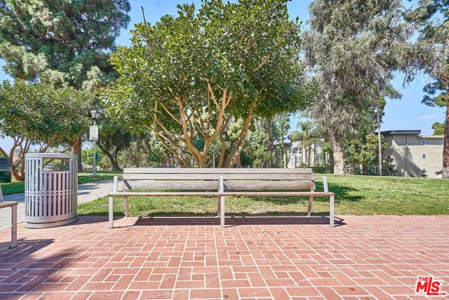 865 S Lucerne Boulevard, Los Angeles, CA 90005