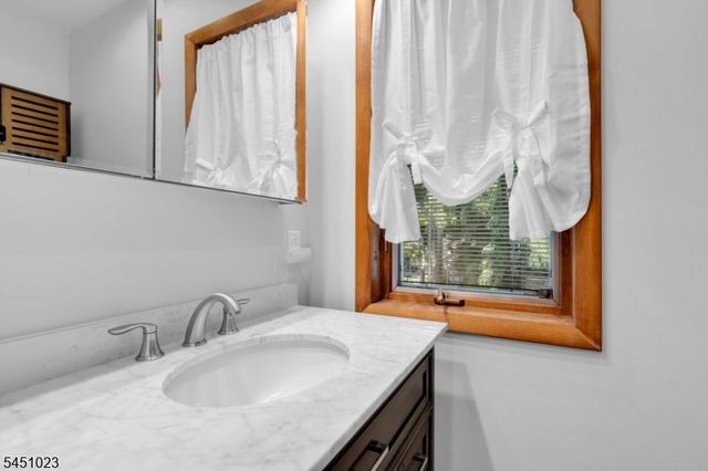 79 Castle Rock Rd, Jefferson Twp., NJ 07849